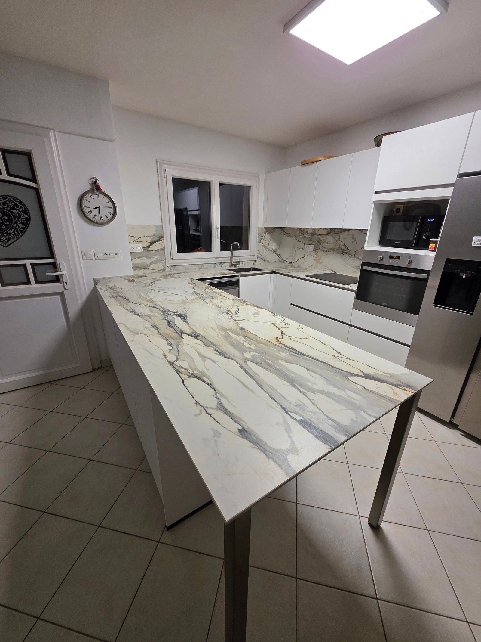 Cuisine en U avec Îlot Bar en Céramique Uniceramica Marmo Antico