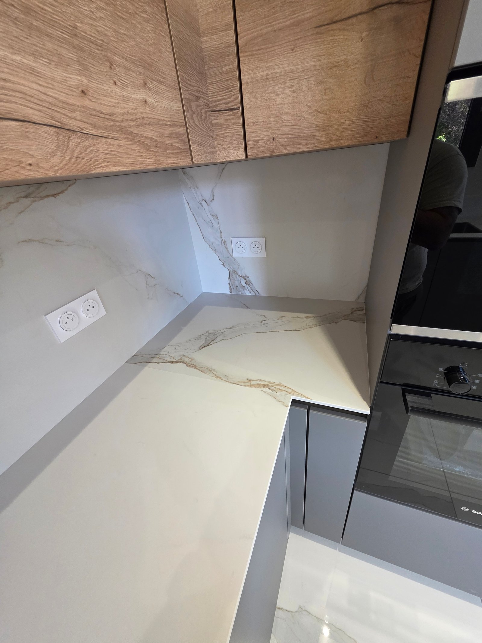 Cuisine Grise et Bois en Céramique Uniceramica Statuario Extra