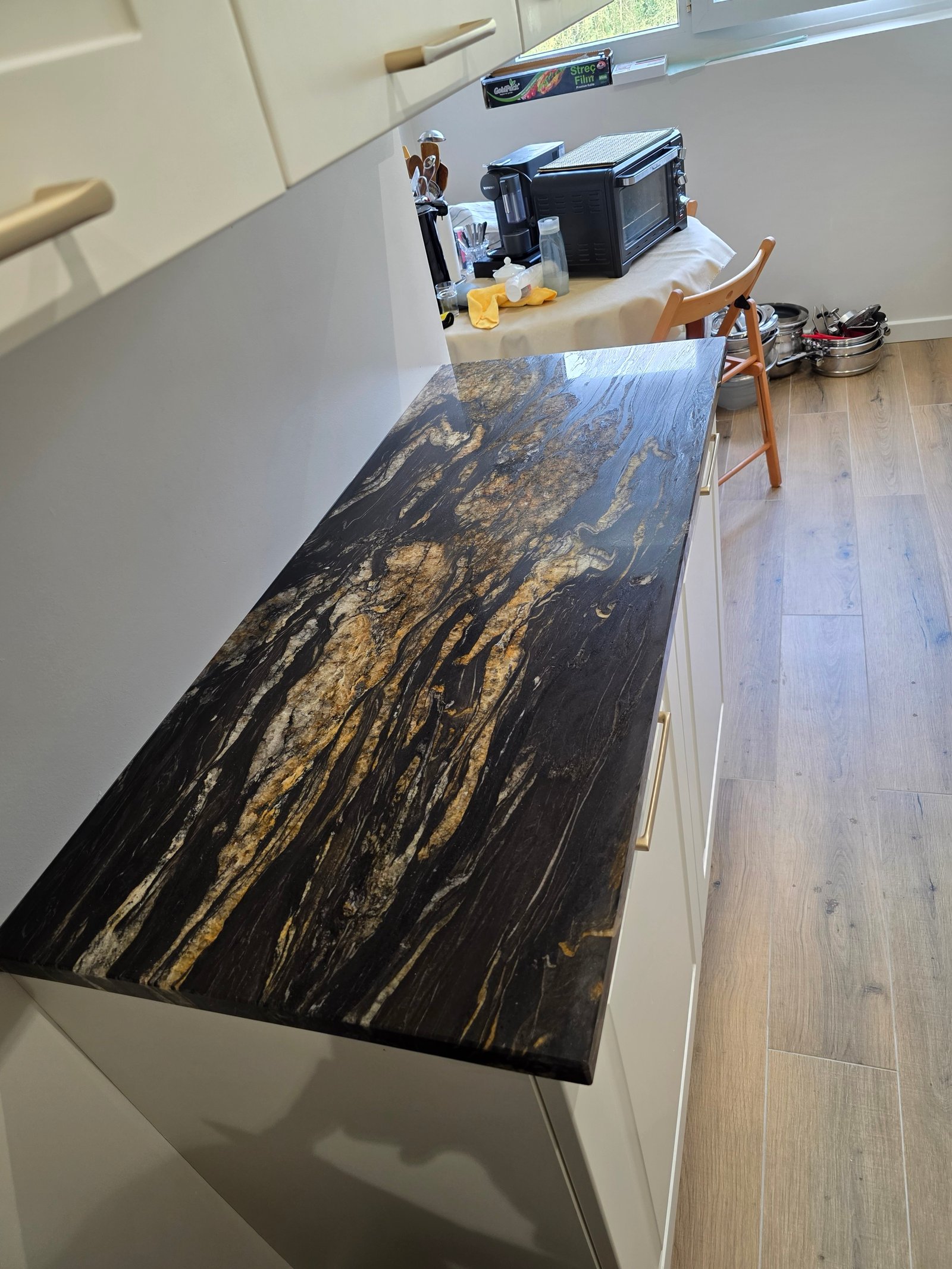 Cuisine et Buanderie en Granit Cosmic Black Gold