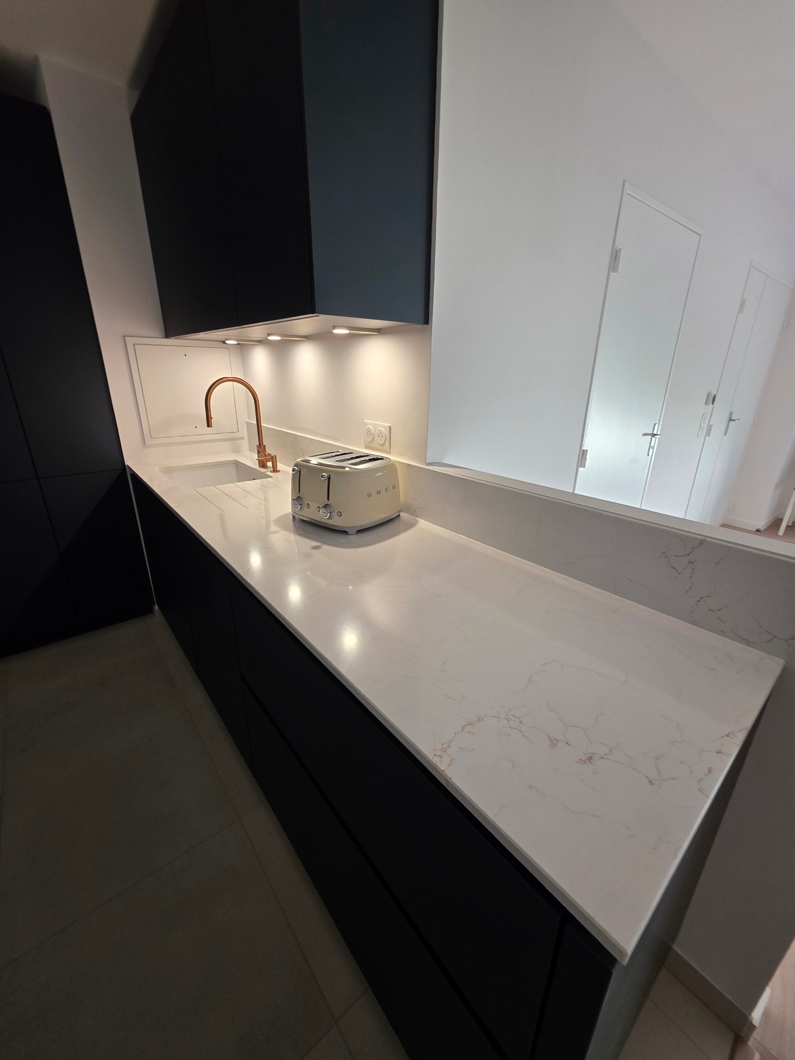 Cuisine Bleu Nuit en Quartz Unistone Misterio Gold