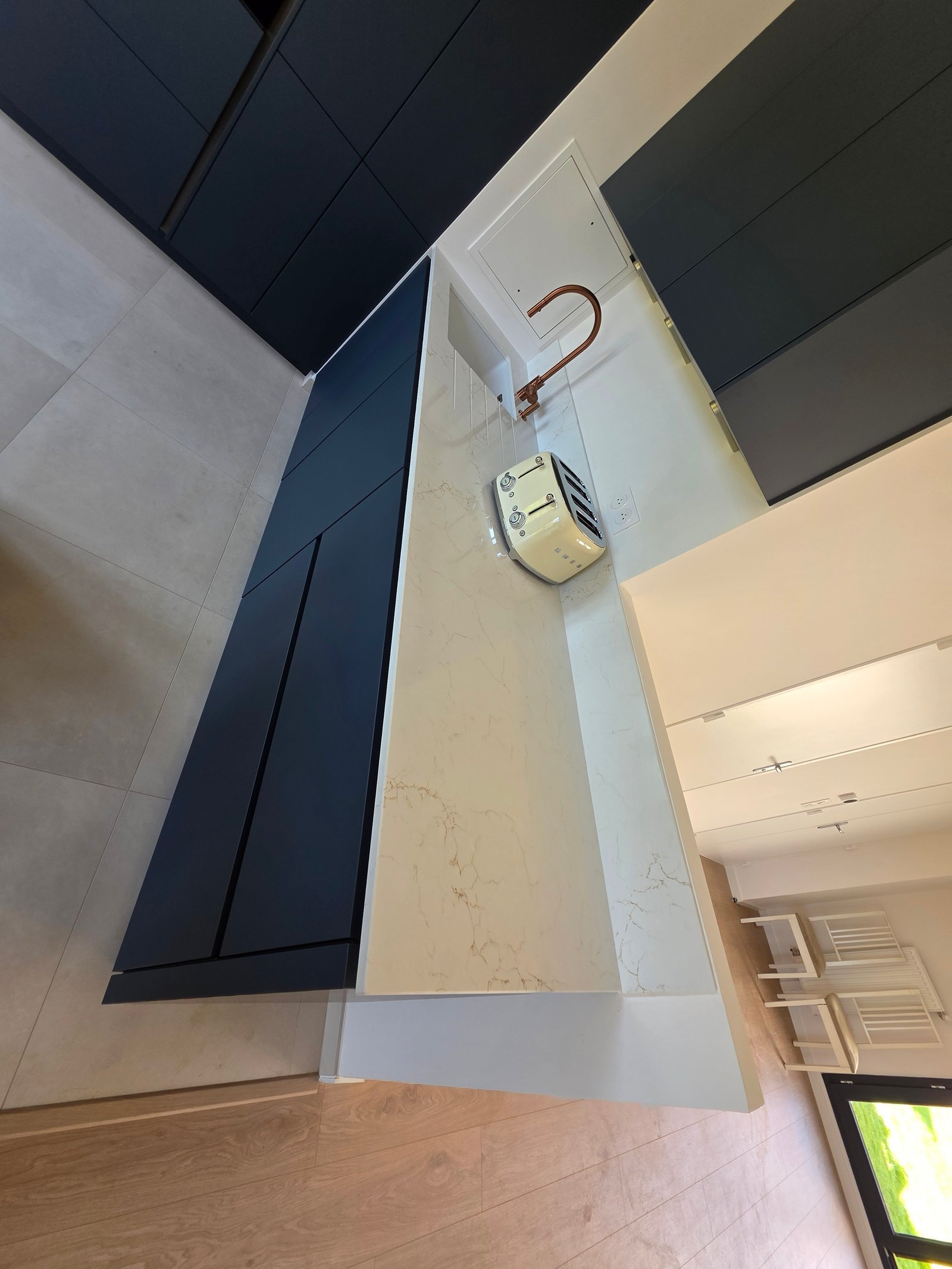 Cuisine Bleu Nuit en Quartz Unistone Misterio Gold