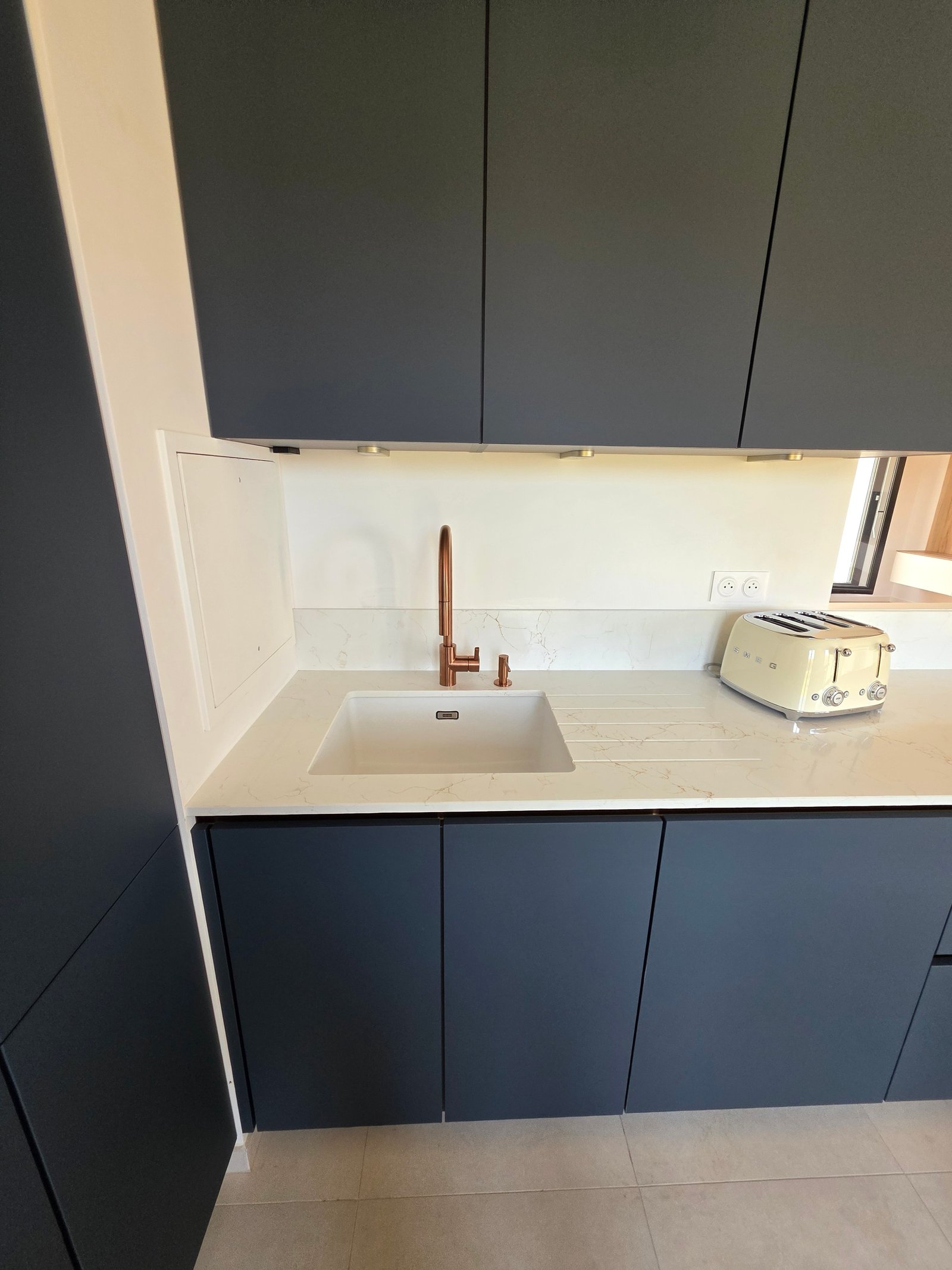 Cuisine Bleu Nuit en Quartz Unistone Misterio Gold