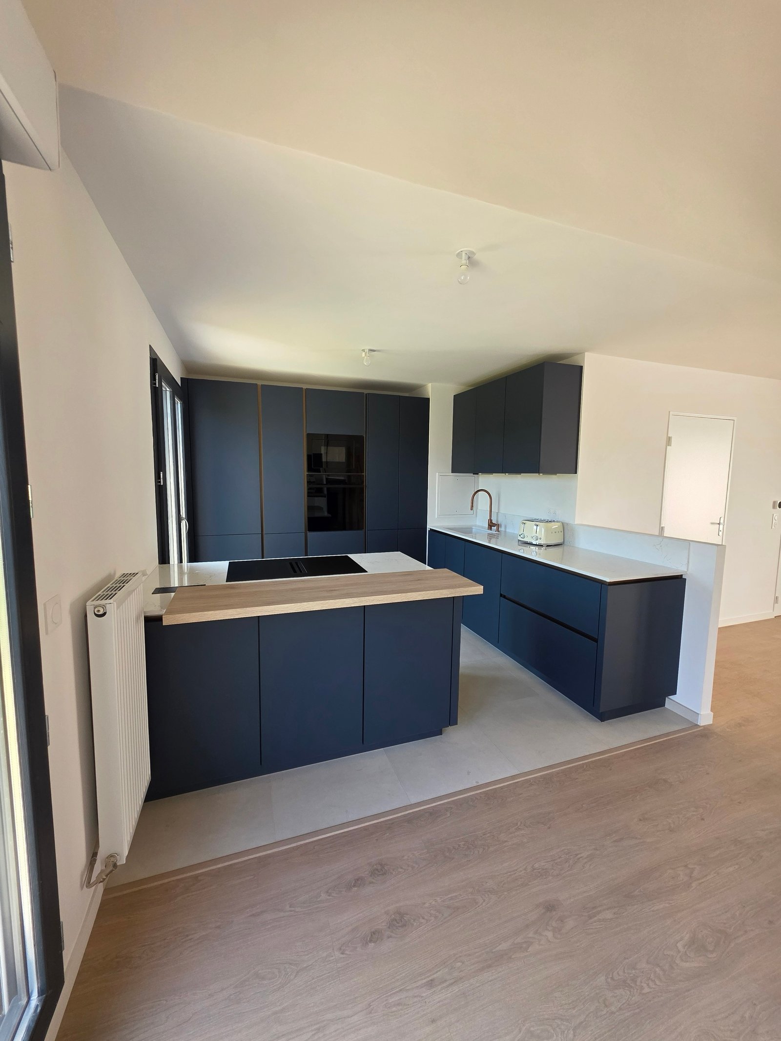 Cuisine Bleu Nuit en Quartz Unistone Misterio Gold