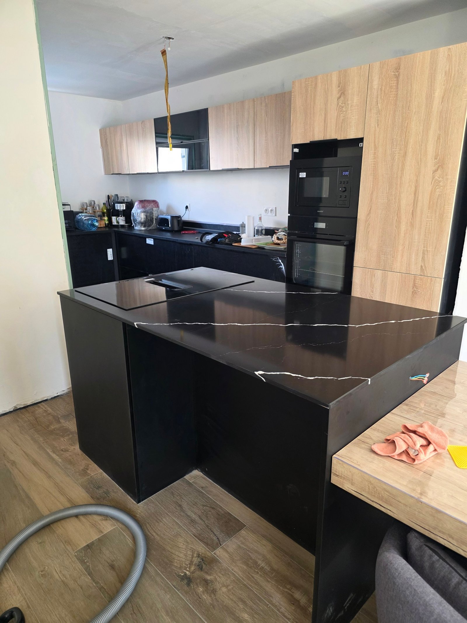 Cuisine avec Îlot en Quartz Unistone Nero Marquina