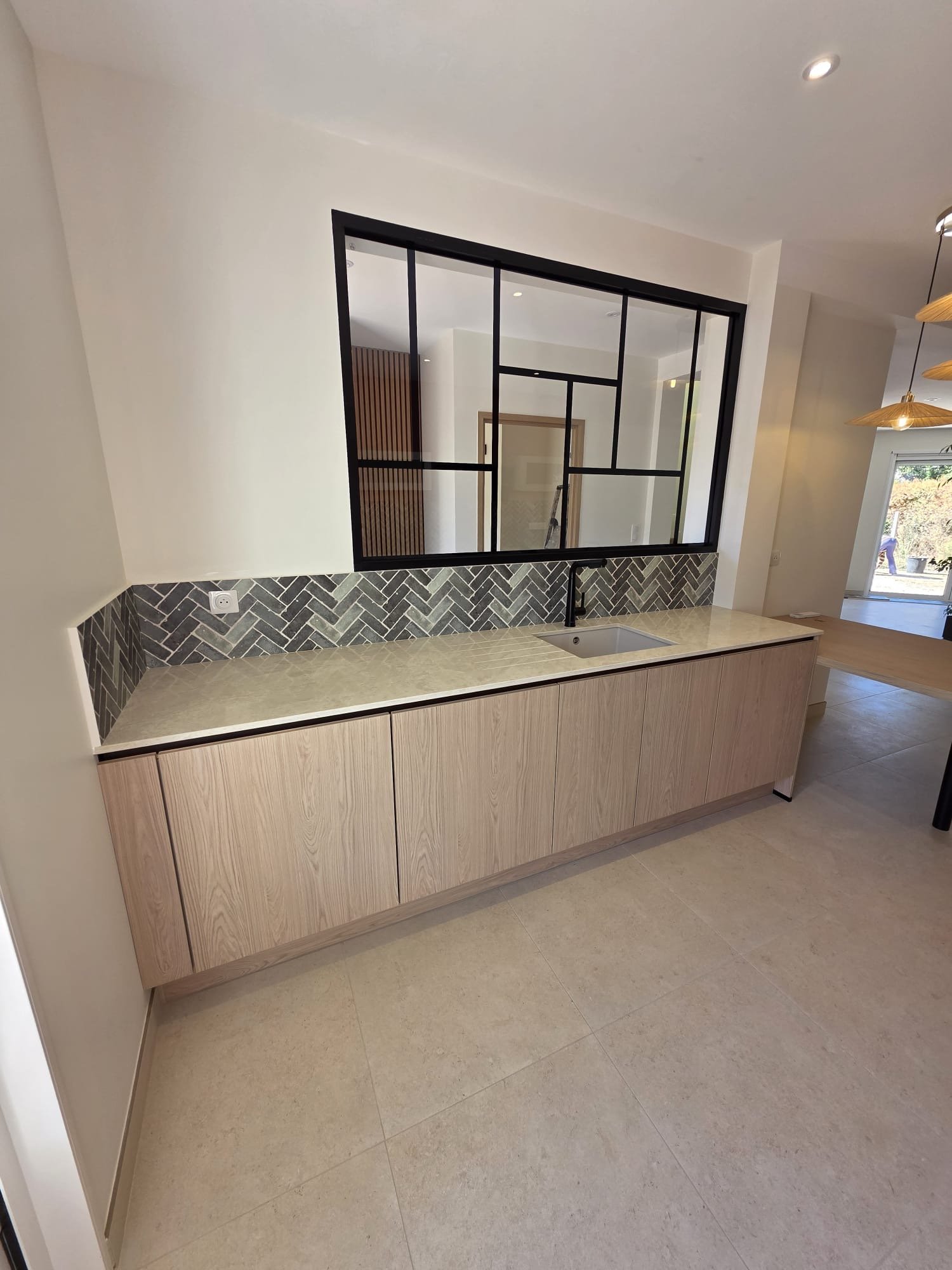 Cuisine avec Crédence Bois et Terracotta en Quartz Unistone Taj Mahal