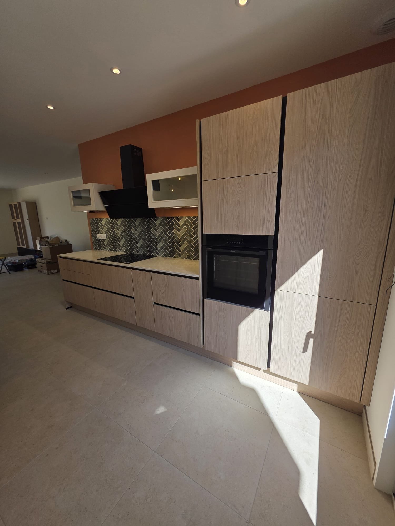 Cuisine avec Crédence Bois et Terracotta en Quartz Unistone Taj Mahal