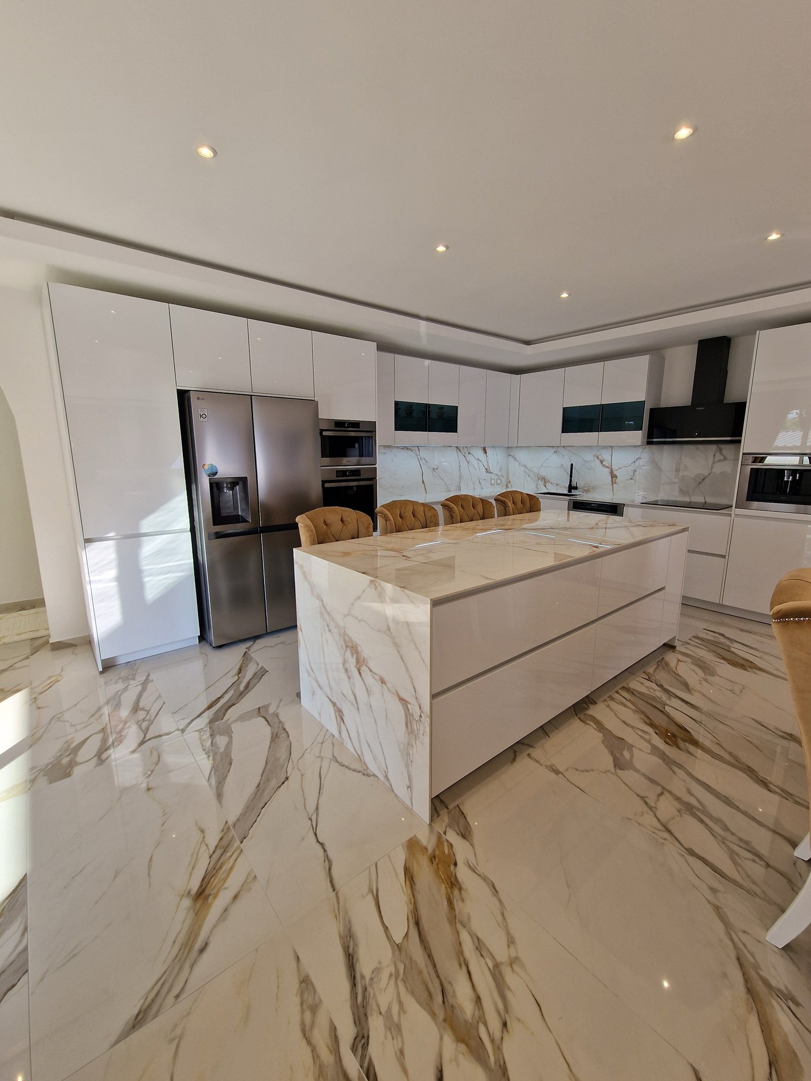 Grande Cuisine avec Îlot en Xtone Calacatta Gold