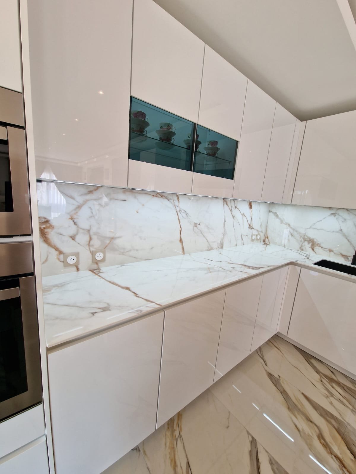 Grande Cuisine avec Îlot en Xtone Calacatta Gold