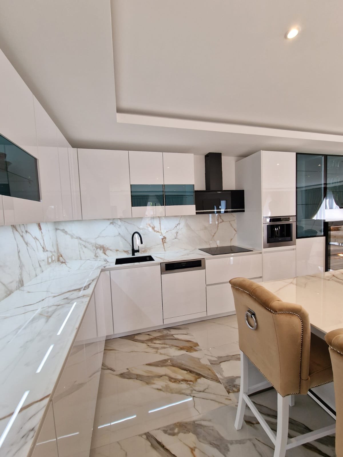 Grande Cuisine avec Îlot en Xtone Calacatta Gold